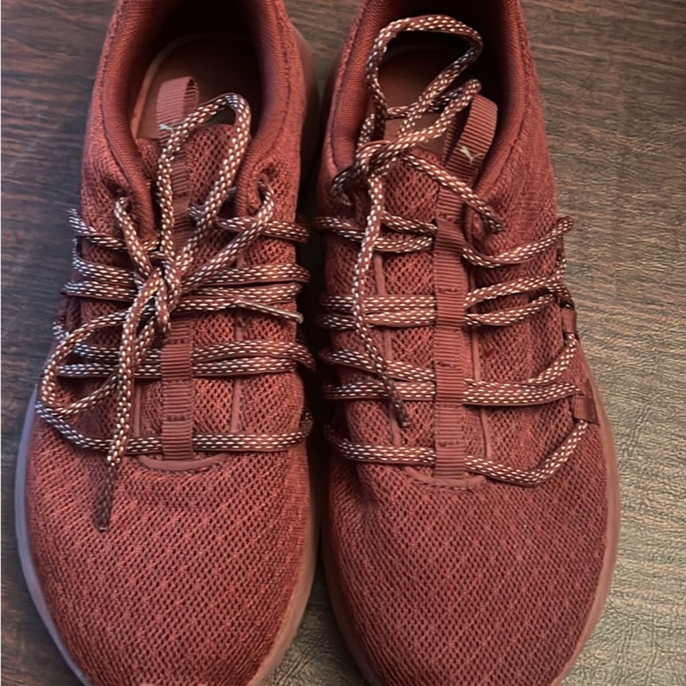 Puma woman's sneakers- burgundy